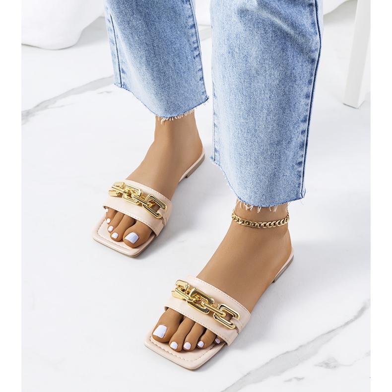 BM Babouches élégantes beiges avec une chaîne Cherell 1