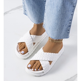 Des chaussons blancs sur la plateforme du Bierings blanche 1 Des chaussons blancs sur la plateforme du Bierings blanche 1