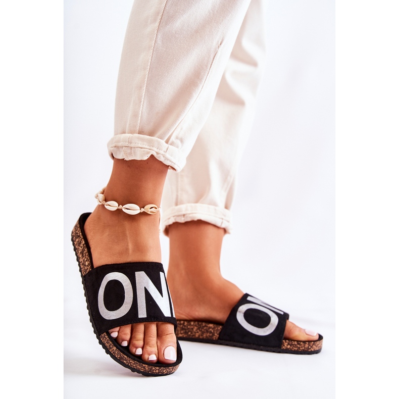 PE1 Chaussons à enfiler classiques avec inscription Bahari noire et argentée 1