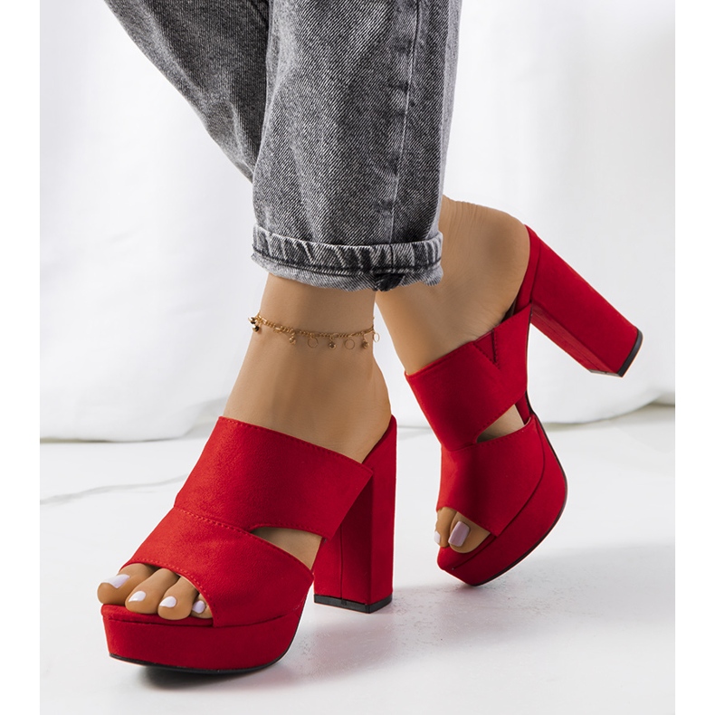 Tongs rouges sur le poteau Horn 1