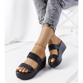 Chaussons noirs sur la plateforme Marlien le noir 1 Chaussons noirs sur la plateforme Marlien le noir 1