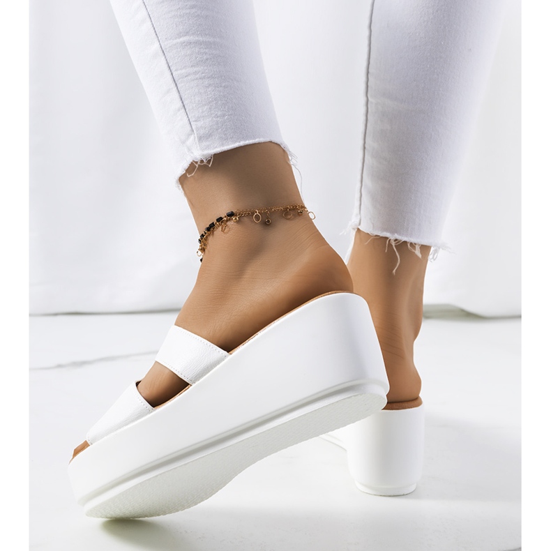 Chaussons blancs sur la plateforme Duffel blanche 1