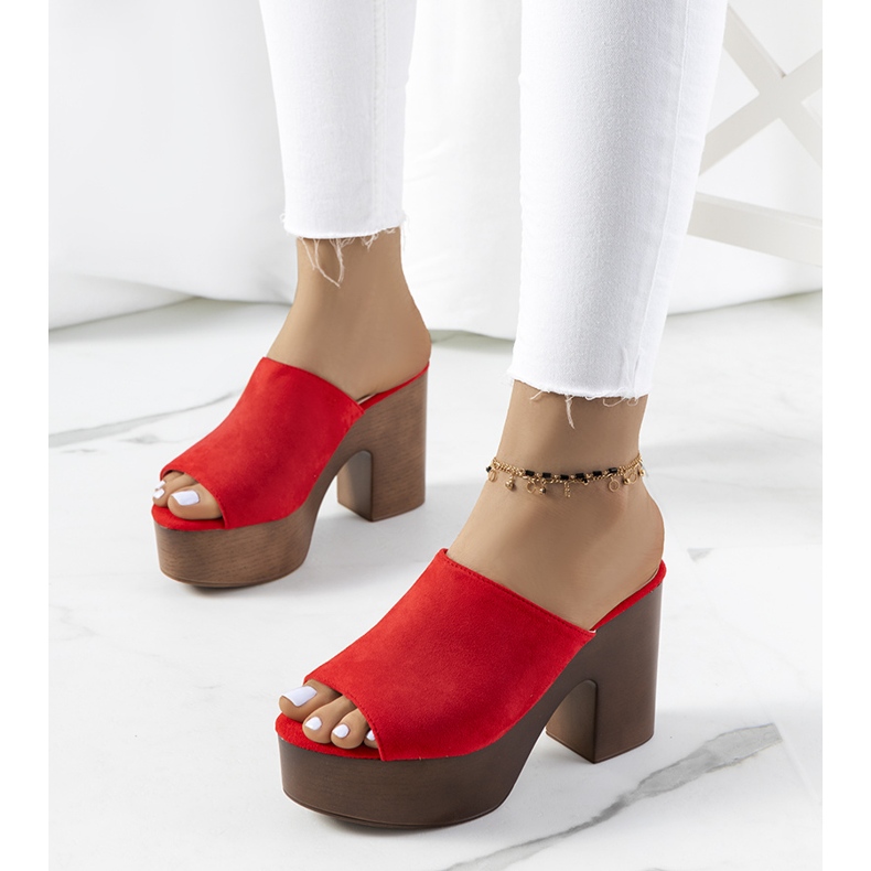 Tongs rouges sur la plateforme Klaren 1 Tongs rouges sur la plateforme Klaren 1