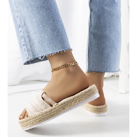 Chaussons beiges sur la plateforme Ana 1