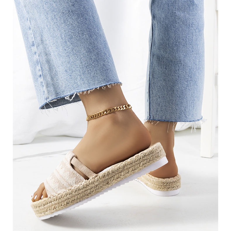 Chaussons beiges sur la plateforme Ana 1