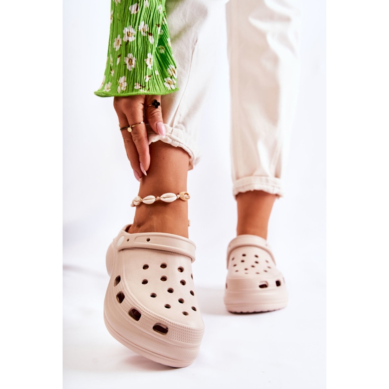 FS1 Chaussons Mousse Femme Crocs Beige Coline 1 FS1 Chaussons Mousse Femme Crocs Beige Coline 1