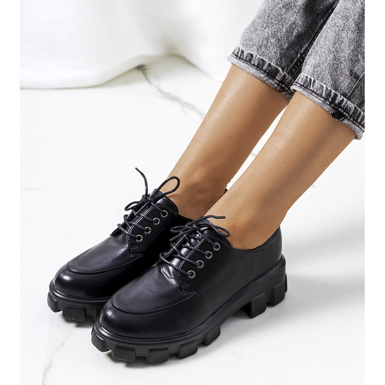 Chaussures noires sur une semelle de tracteur Feline 1