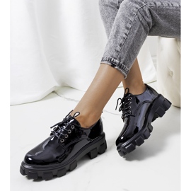 Chaussures laquées noires sur une semelle de tracteur Vent 1