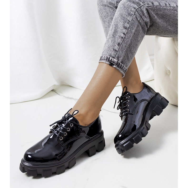 Chaussures laquées noires sur une semelle de tracteur Vent le noir 1