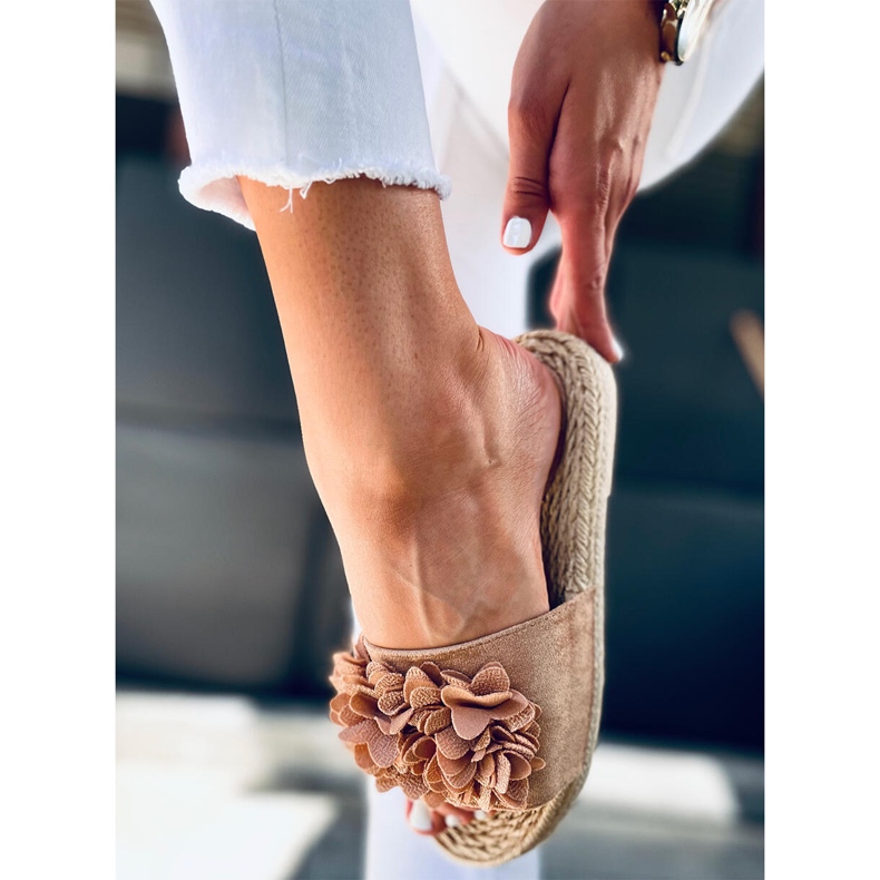 Chaussons fiesta fleuris Primrose Camel beige 1