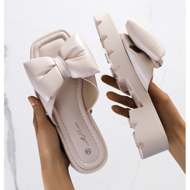 Pantoufles beiges sur la semelle du tracteur Platt 1