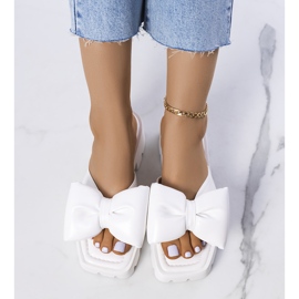 Des pantoufles blanches sur la semelle du tracteur du Platt 1