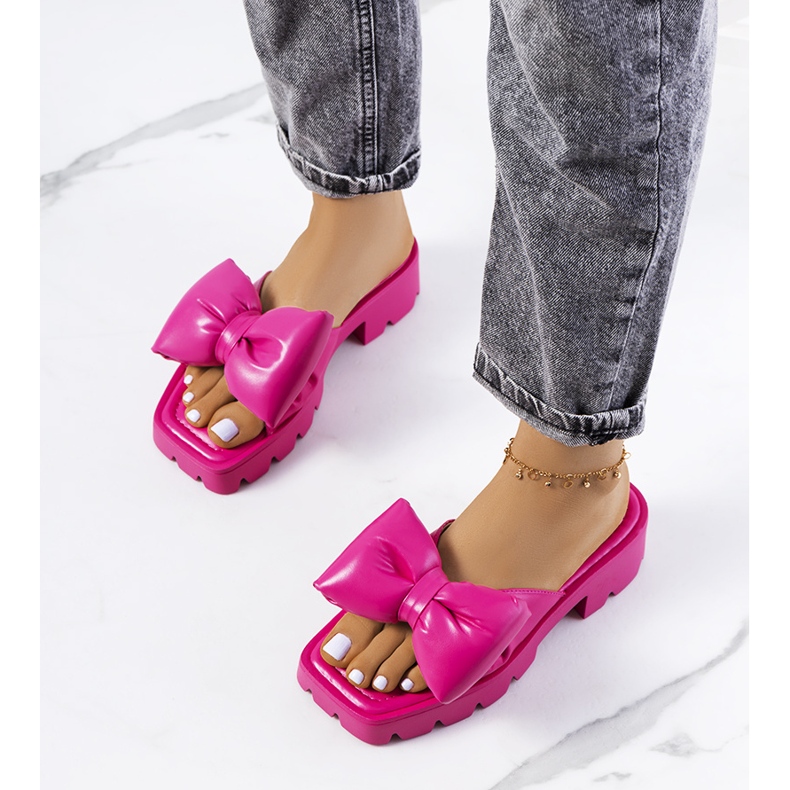 Chaussons roses sur la semelle du tracteur Platt 1 Chaussons roses sur la semelle du tracteur Platt 1