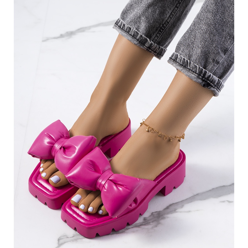 Chaussons roses sur la semelle du tracteur Platt 2 Chaussons roses sur la semelle du tracteur Platt 2