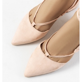 Escarpins roses à lacets sur le post Victoris 1 Escarpins roses à lacets sur le post Victoris 1