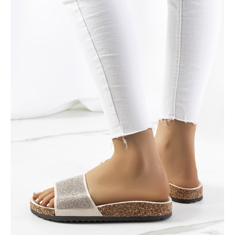 Babouches beiges sur la semelle en liège de Jorja 1