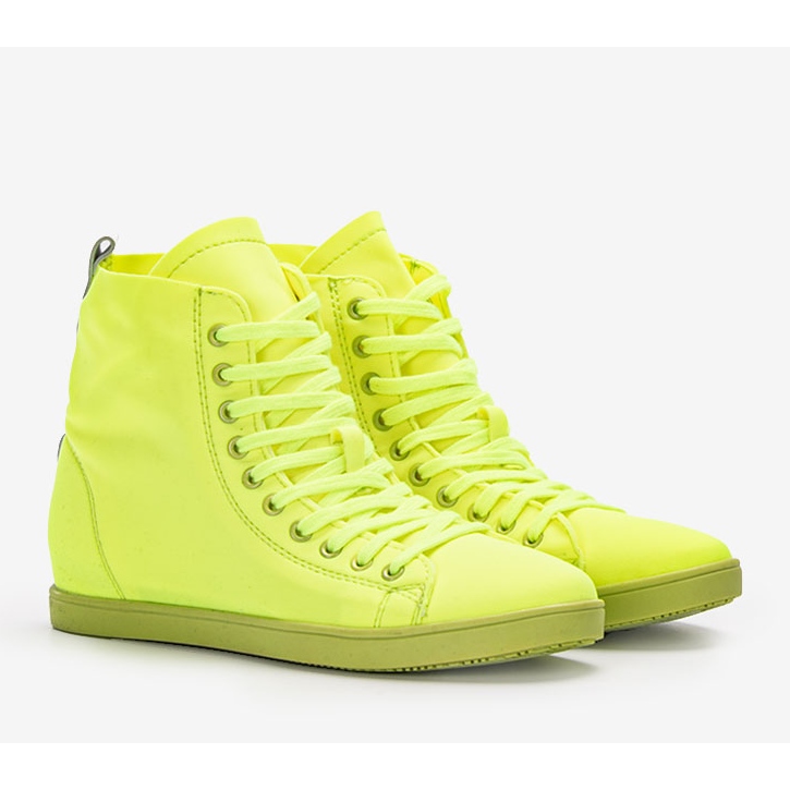 Les baskets montantes vertes fluo de Karita 1