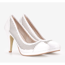 Escarpins blancs sur un talon Friar 1