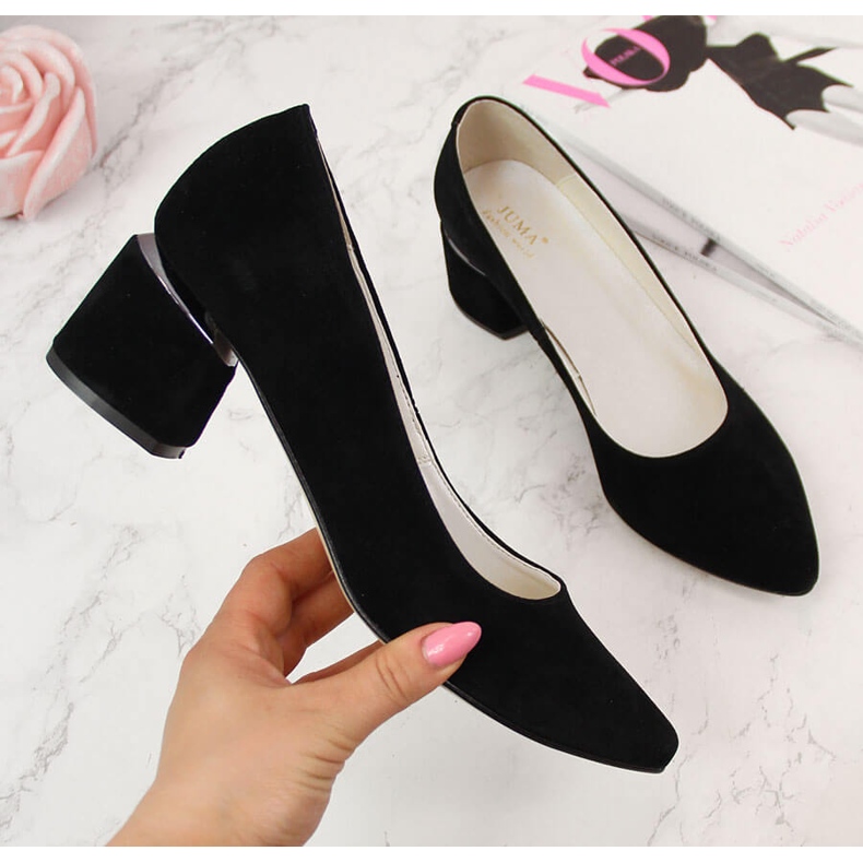 Escarpins sur un bloc décoratif en daim Juma noir le noir 2