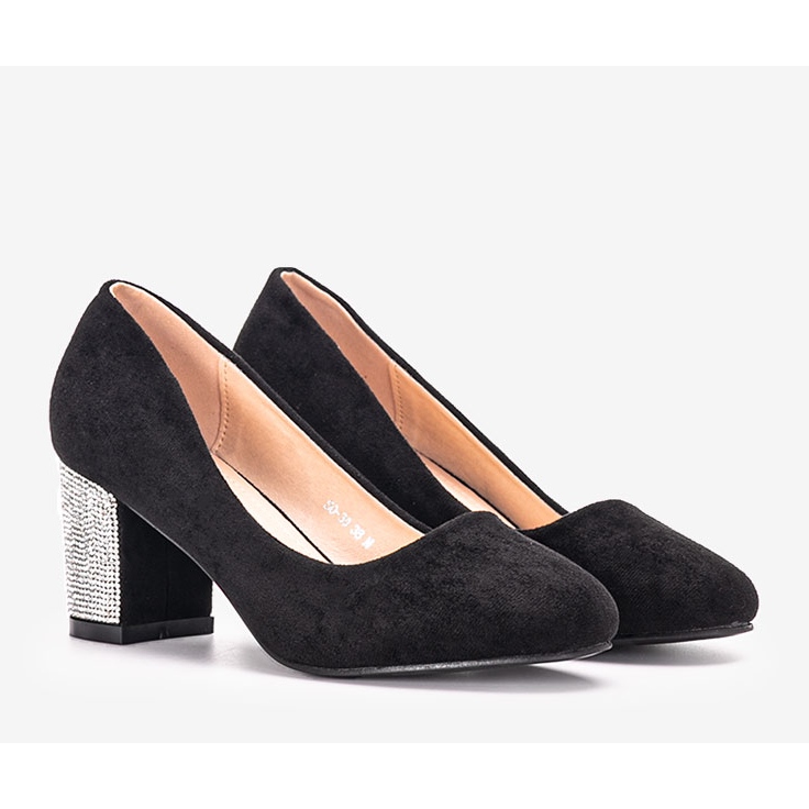 Escarpins noirs sur le poteau Goyal 1