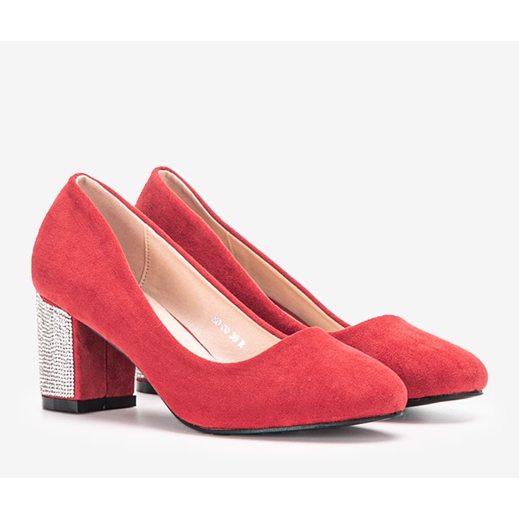 Escarpins rouges sur le post de Goyal 1