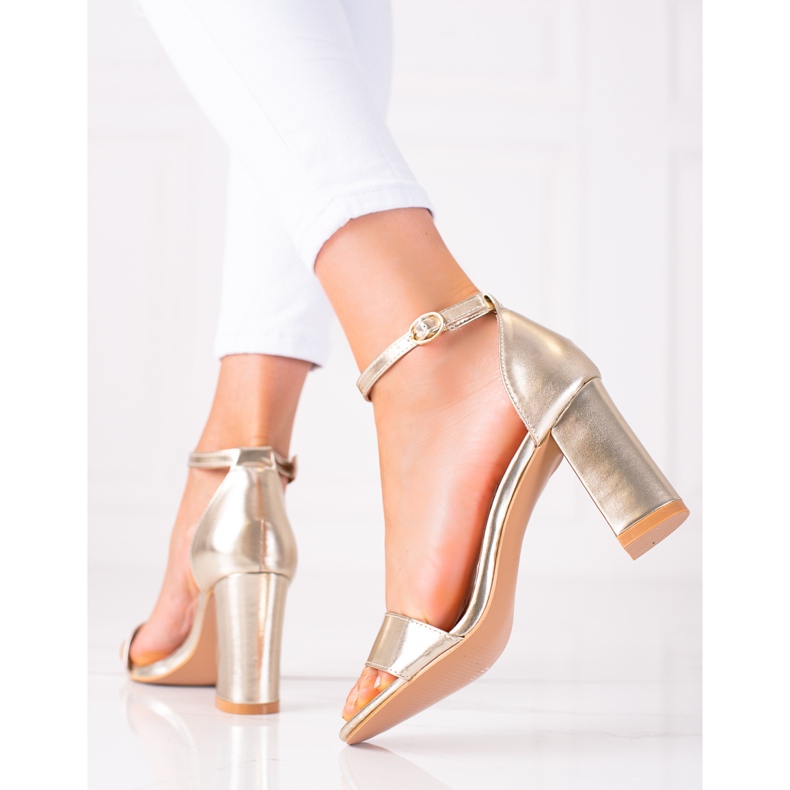 SHELOVET Sandales dorées sur un bar d'or 2