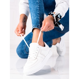 SHELOVET Des baskettes blanches 1 SHELOVET Des baskettes blanches 1