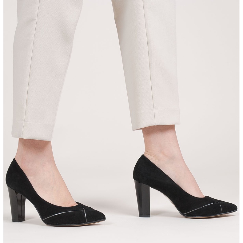 Marco Shoes Escarpins en daim noir à motif 1