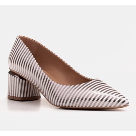 Marco Shoes Escarpins à rayures blanches et argentées à talons dorés 1