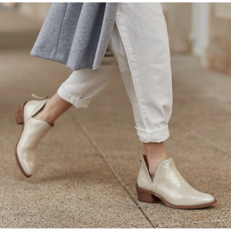 Marco Shoes Bottines en daim naturel avec une coupe en V d'or 1