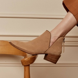 Marco Shoes Bottes beiges en daim naturel avec une coupe en V 1