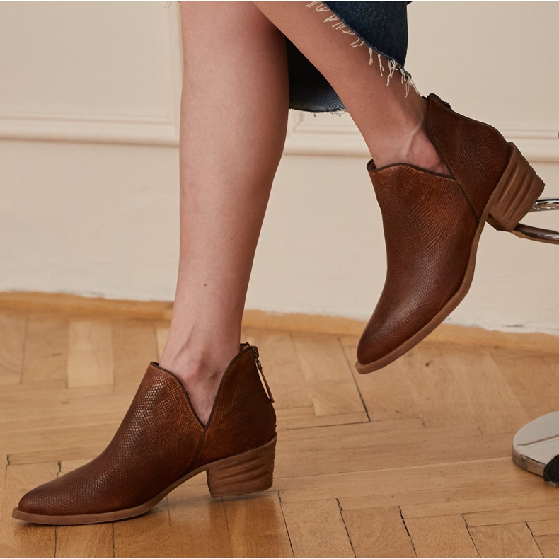 Marco Shoes Bottes en cuir naturel avec une coupe en V brun 2