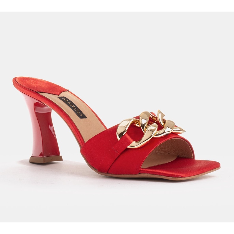Marco Shoes Chaussons pour femmes en satin rouge avec une chaîne décorative 1 Marco Shoes Chaussons pour femmes en satin rouge avec une chaîne décorative 1