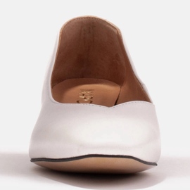 Marco Shoes Escarpins en cuir grainé blanc avec un col en V blanche 1