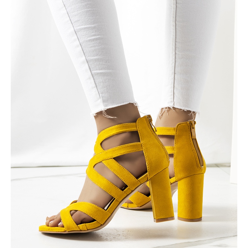 Sandales jaunes sur un poteau Maddox 2