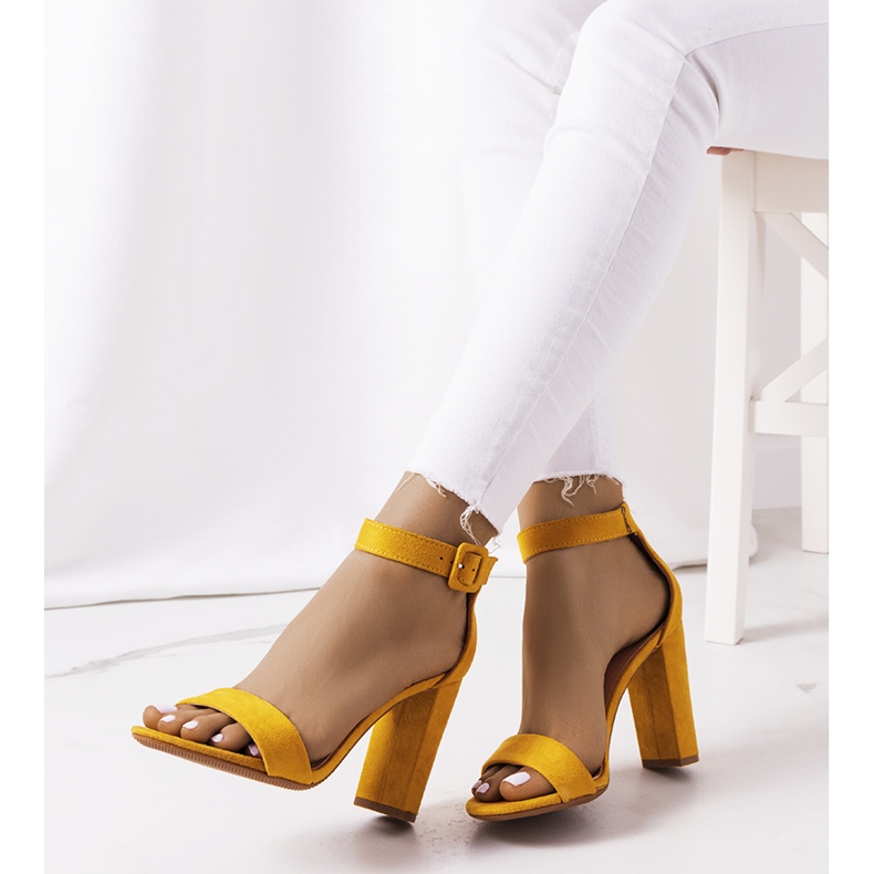 Sandales jaunes sur un poteau Hopkins 1