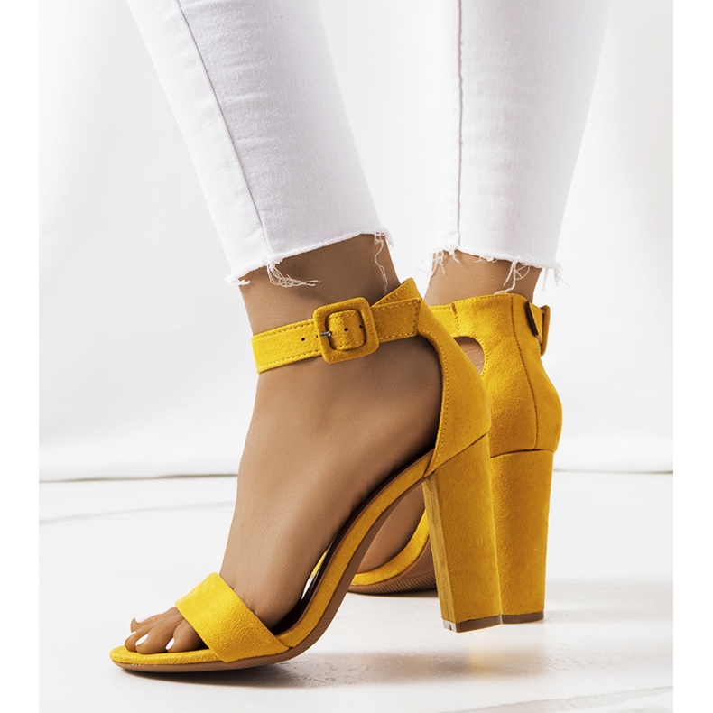 Sandales jaunes sur un poteau Hopkins 2