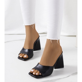 Chaussons noirs sur le poste d'Istila 1