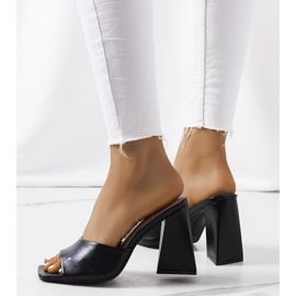 Chaussons noirs sur le poste d'Istila le noir 2