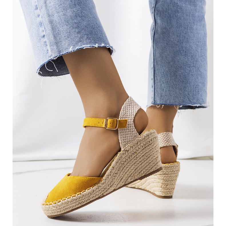 Espadrilles jaunes sur le coin Olieme 1