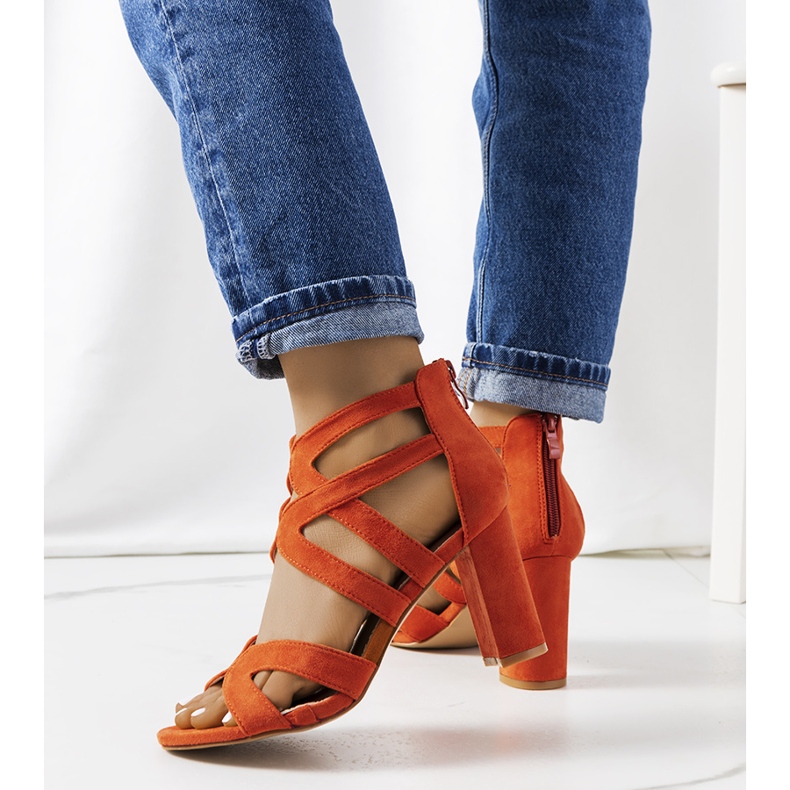 Sandales orange sur un poteau Maddox 1