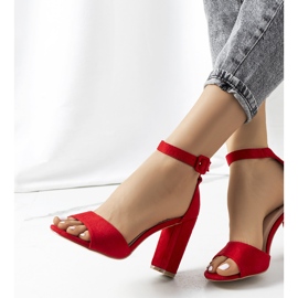 Sandales rouges sur le poteau Doyle 1 Sandales rouges sur le poteau Doyle 1