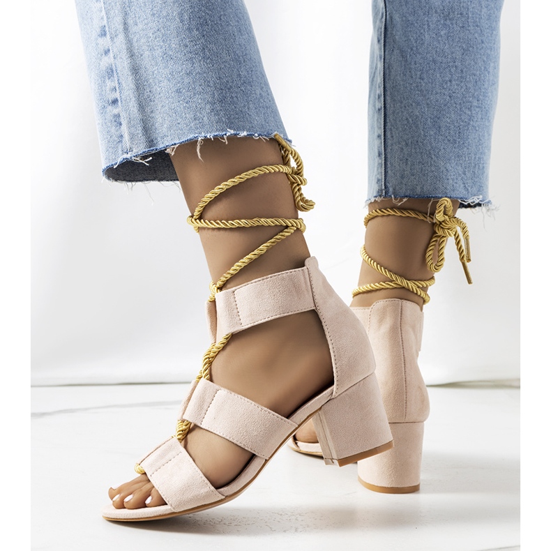 Sandales beiges sur le poste de Saliba 1