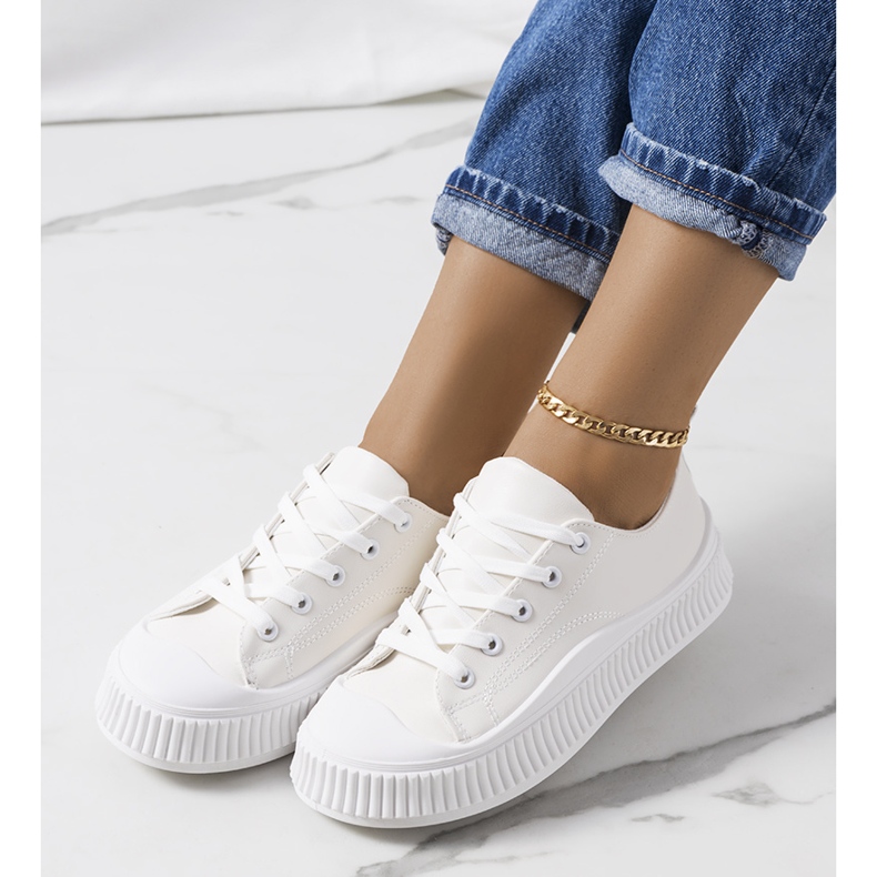 Baskets beiges sur la plateforme Zargan 1