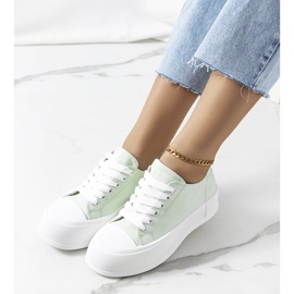 Baskets vertes sur la plateforme Louisal 1