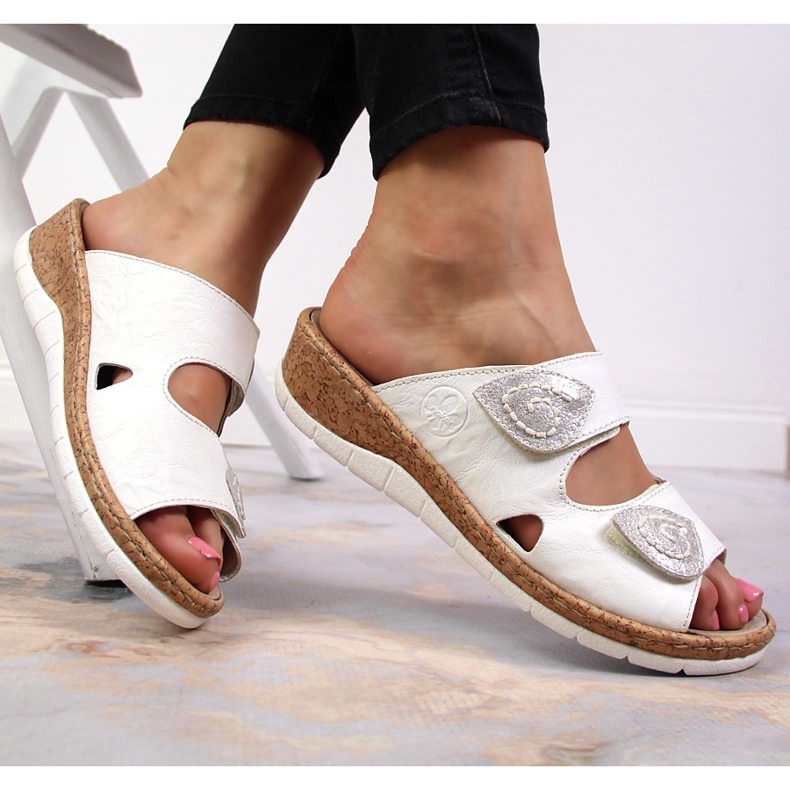 Chaussons femme Rieker V7151-80 en cuir blanc avec semelles compensées en velcro blanche 1