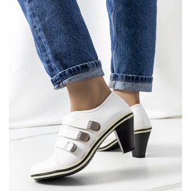 Chaussures blanches sur le poteau de Payla 1 Chaussures blanches sur le poteau de Payla 1