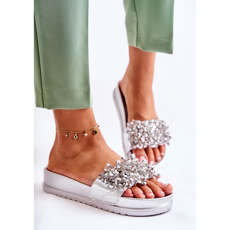 PG1 Pantoufles pour femmes sur la plate-forme avec des ornements argentés d'Almina 1