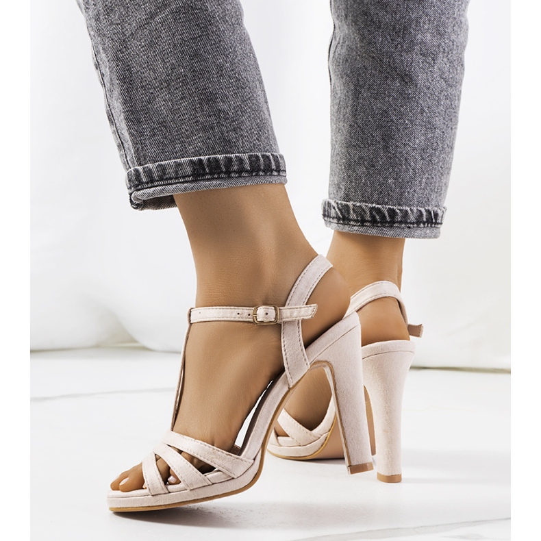 Sandales beiges sur un poteau Fossel 1