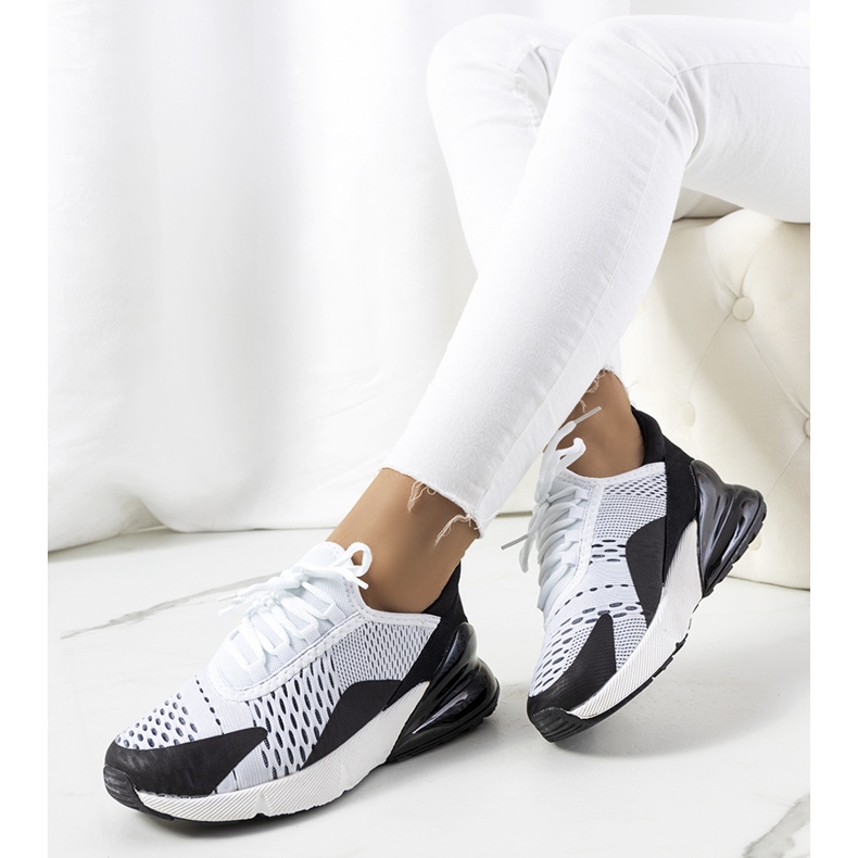 Baskets de sport blanches Sint noir 1